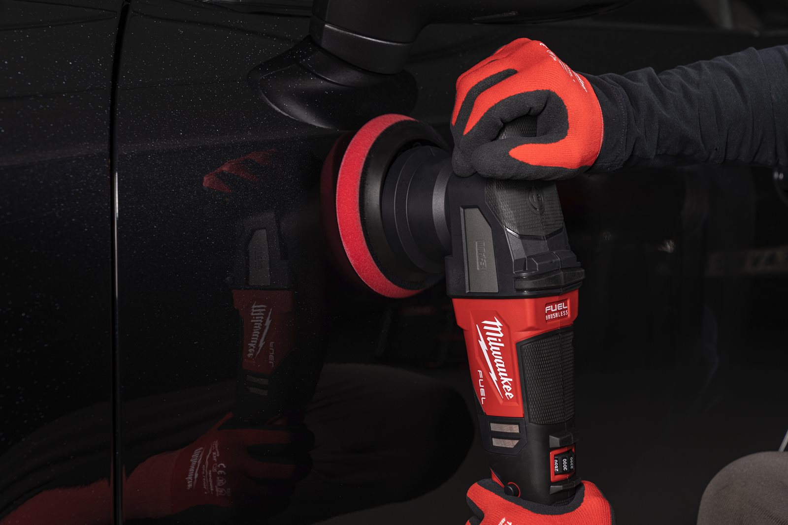 Mașină de polișat orbitală M18 FUEL 15 mm Milwaukee M18 FROP15-0X - in utilizare 4