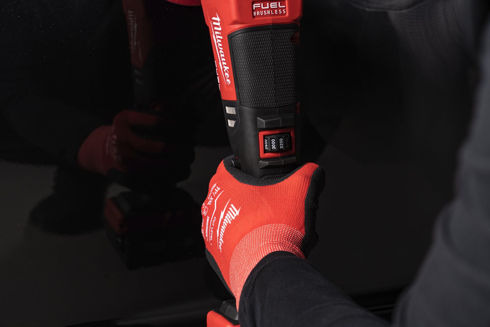 Mașină de polișat orbitală M18 FUEL 15 mm Milwaukee M18 FROP15-0X - in utilizare 5