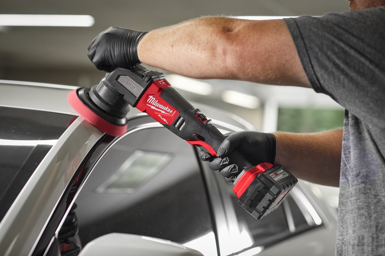 Mașină de polișat orbitală M18 FUEL 15 mm Milwaukee M18 FROP15-0X - in utilizare 7
