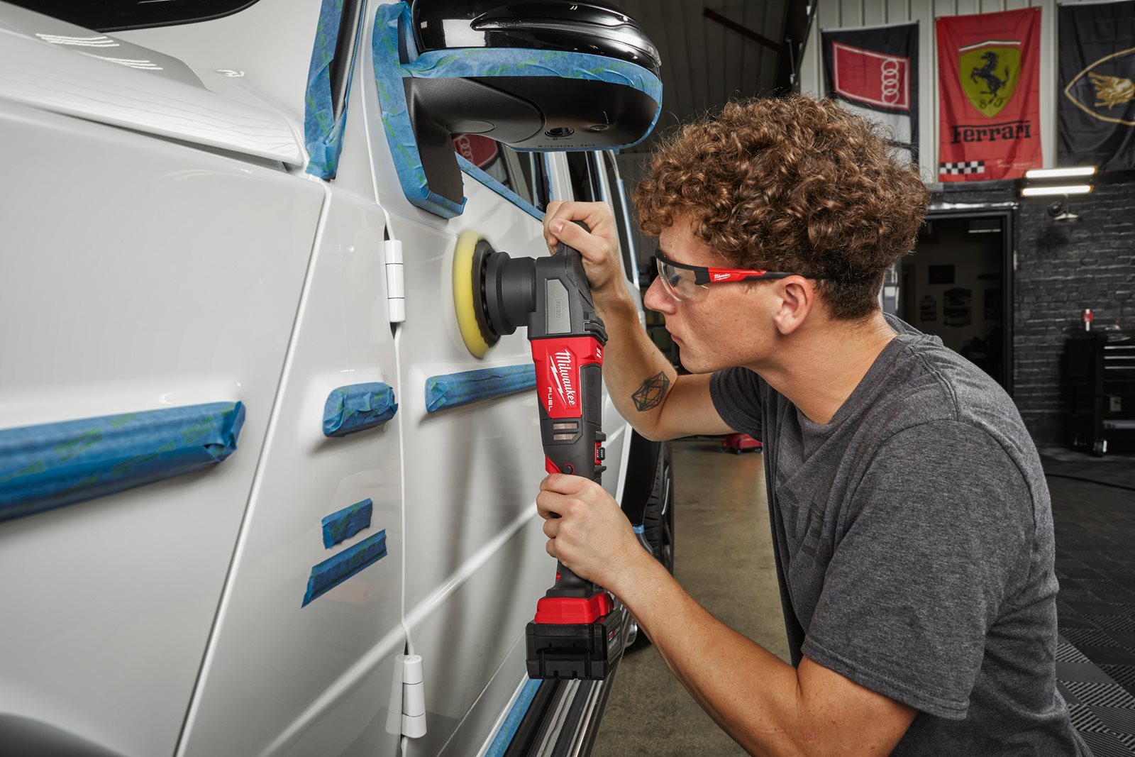 Mașină de polișat orbitală M18 FUEL 15 mm Milwaukee M18 FROP15-0X - in utilizare 8