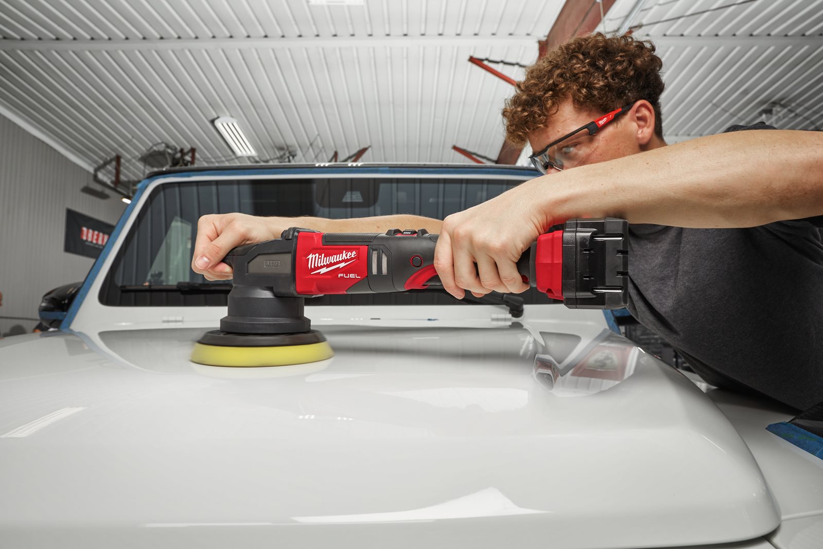 Mașină de polișat orbitală M18 FUEL 15 mm Milwaukee M18 FROP15-0X - in utilizare 9