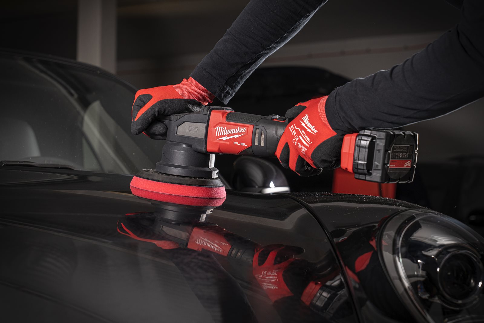 Mașină de polișat orbitală M18 FUEL 21 mm Milwaukee M18 FROP21-0X - in utilizare 1