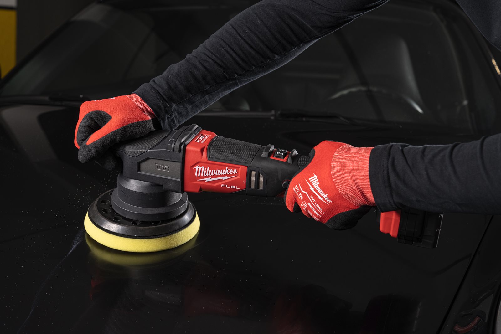 Mașină de polișat orbitală M18 FUEL 21 mm Milwaukee M18 FROP21-0X - in utilizare 3
