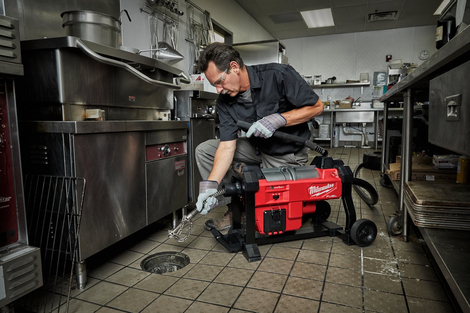 Mașină de desfundat canalizări modulară M18 FUEL Milwaukee M18 FSSM-121 - in utilizare 1