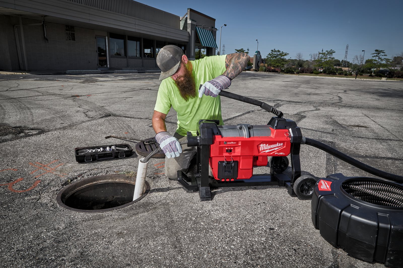 Mașină de desfundat canalizări modulară M18 FUEL Milwaukee M18 FSSM-121 - in utilizare 4