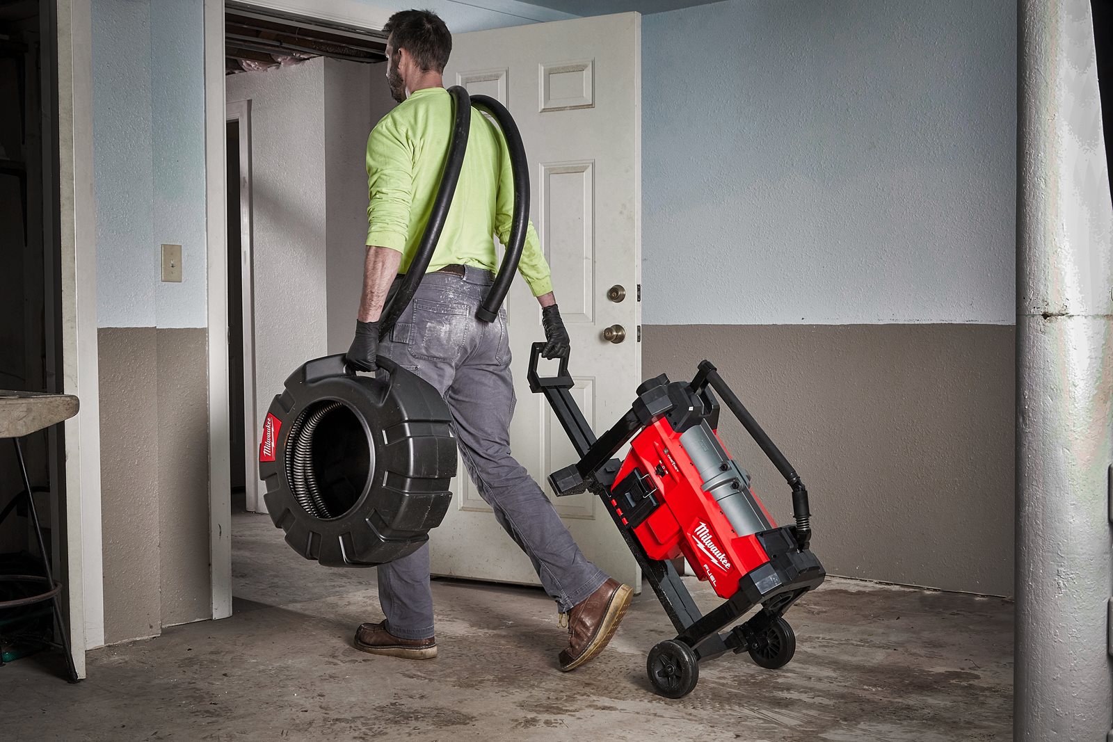 Mașină de desfundat canalizări modulară M18 FUEL Milwaukee M18 FSSM-121 - in utilizare 6