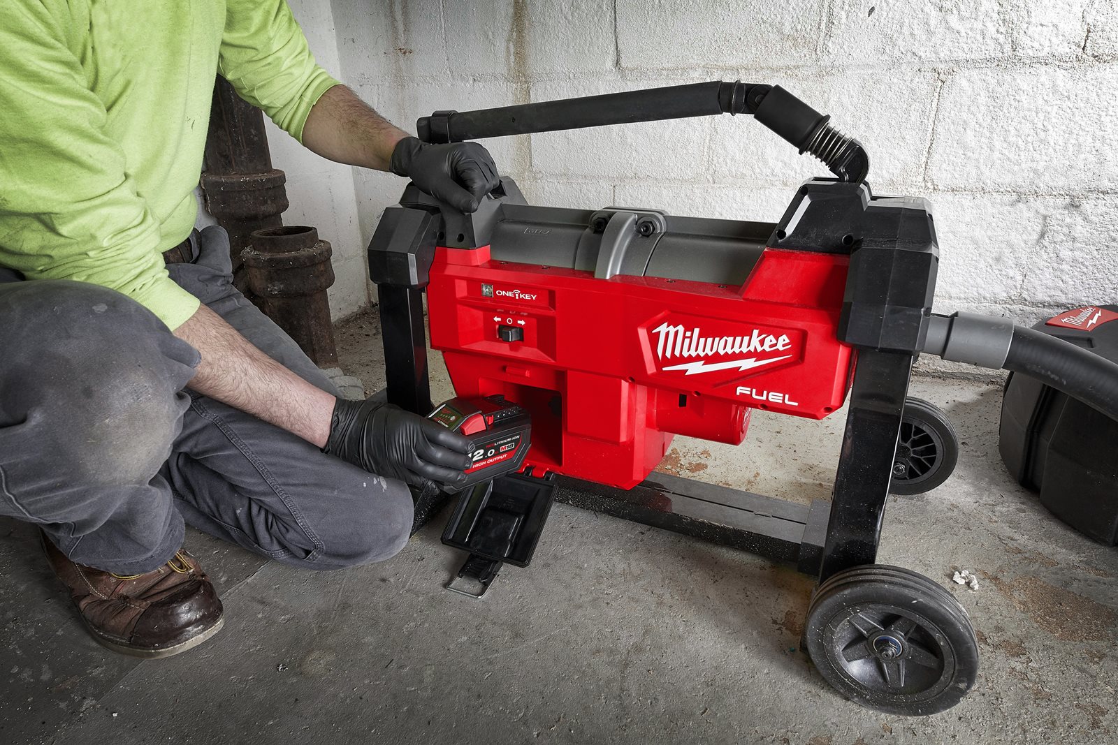 Mașină de desfundat canalizări modulară M18 FUEL Milwaukee M18 FSSM-121 - in utilizare 7
