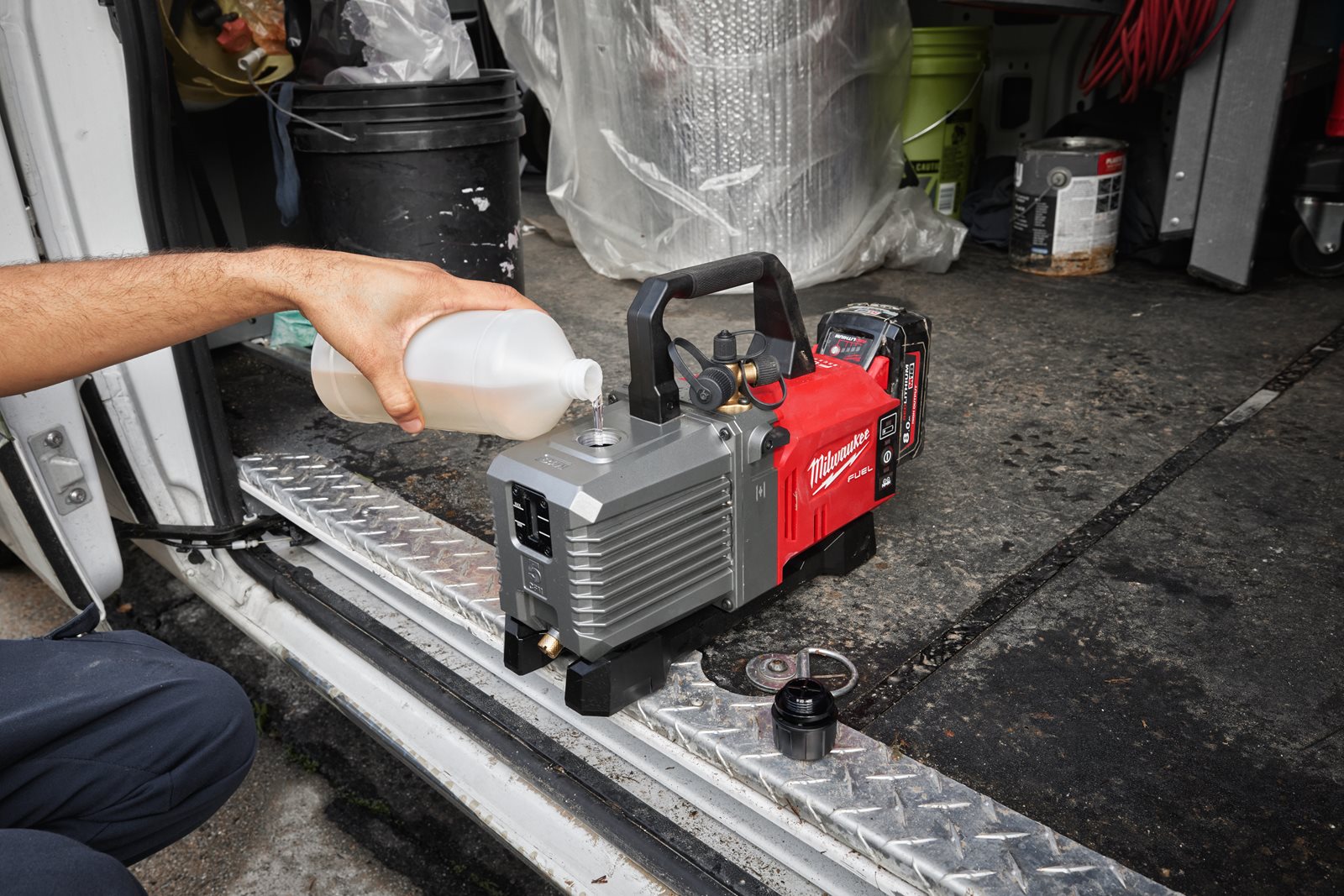 Pompă de vacuum M18 FUEL 5 CFM Milwaukee M18 FVP5-0 - in utilizare 1
