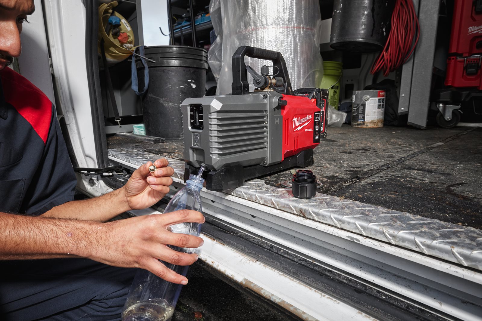 Pompă de vacuum M18 FUEL 5 CFM Milwaukee M18 FVP5-0 - in utilizare 2
