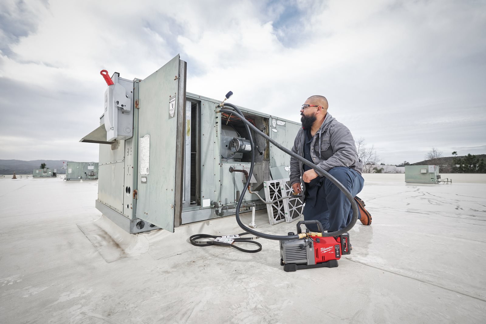 Pompă de vacuum M18 FUEL 5 CFM Milwaukee M18 FVP5-0 - in utilizare 6