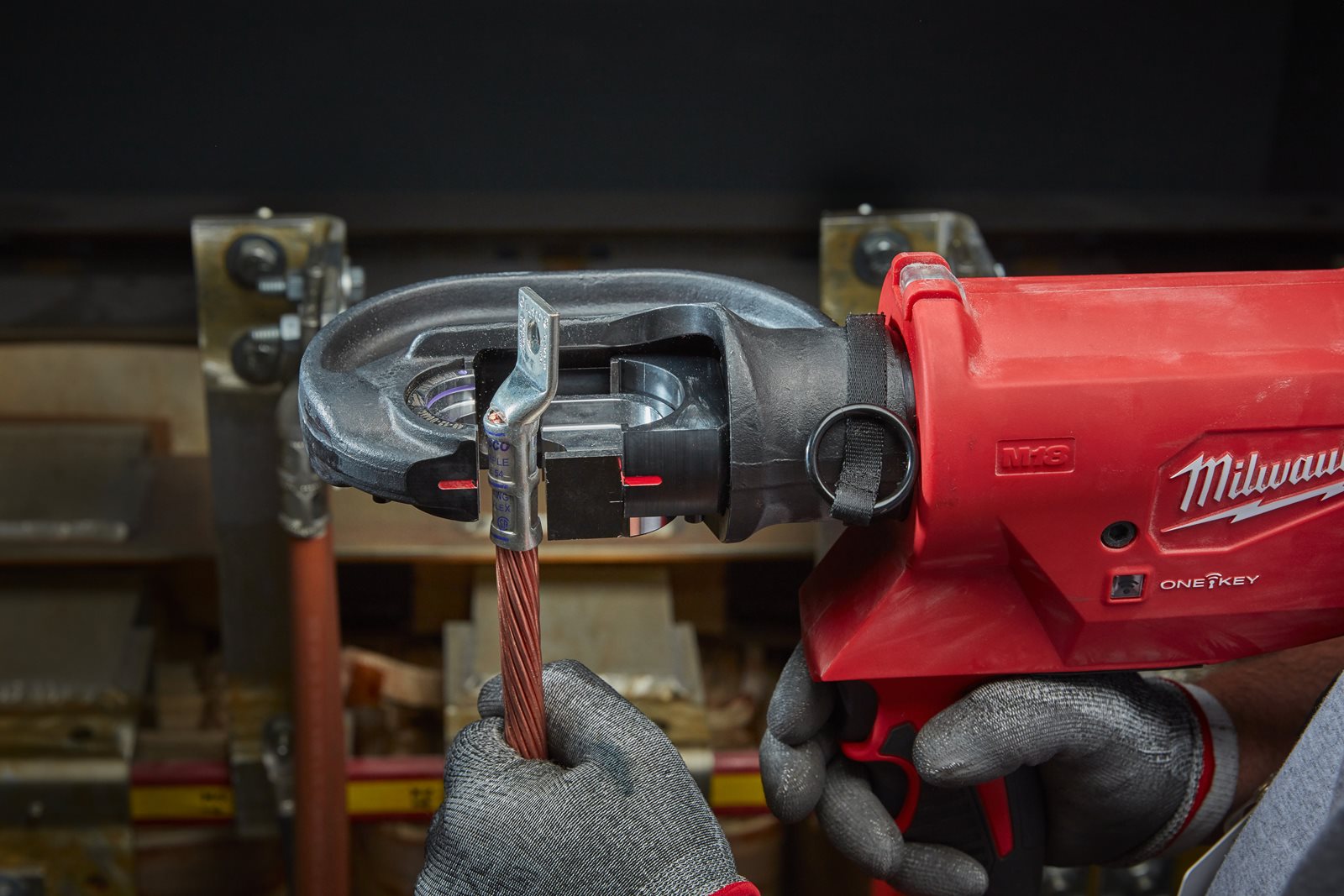 Presă hidraulică pentru cabluri 109 kN M18 FORCE LOGIC Milwaukee M18 HCCT109/42-522C - in utilizare 3