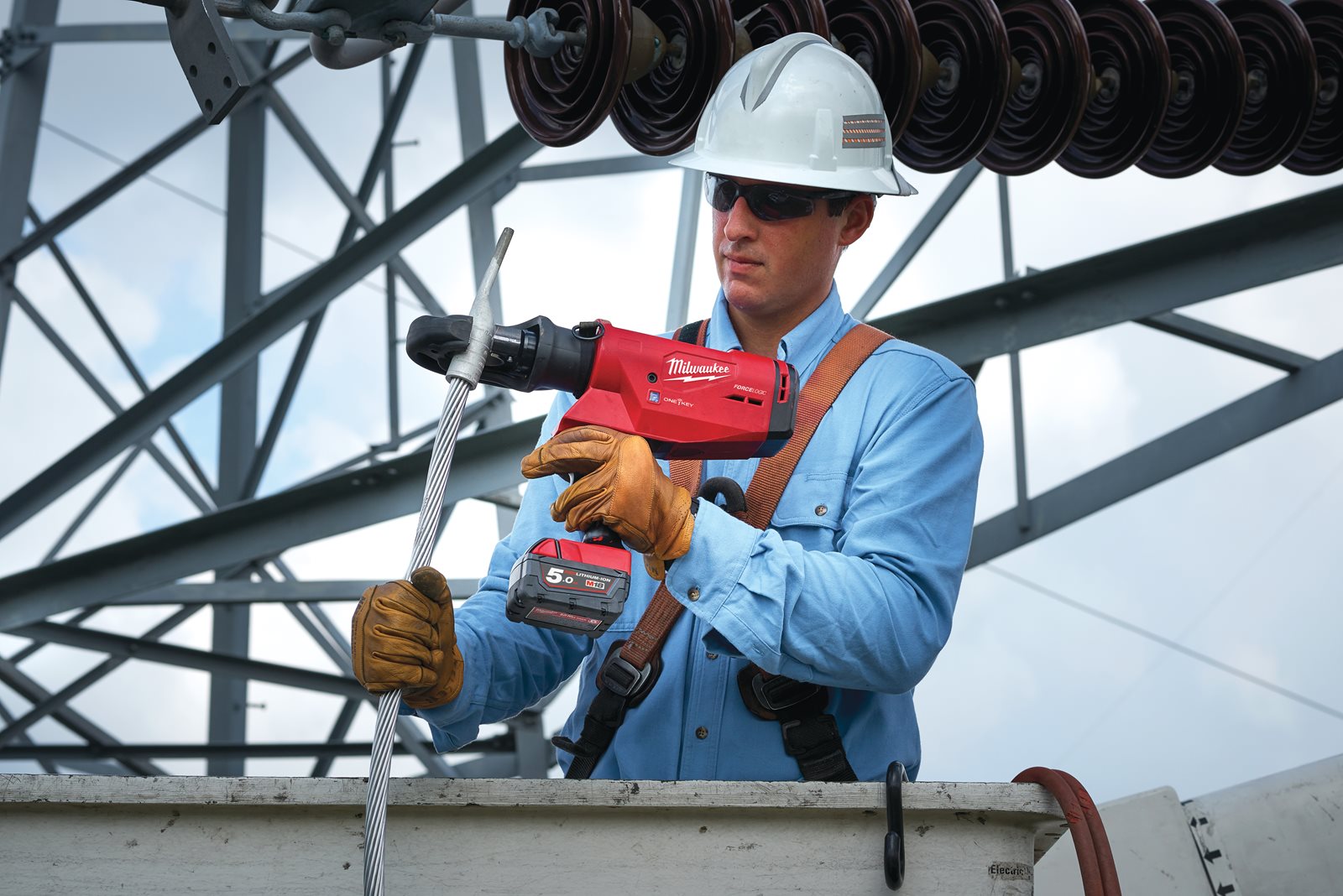 Presă hidraulică pentru cabluri 109 kN M18 FORCE LOGIC Milwaukee M18 HCCT109/42-522C - in utilizare 1
