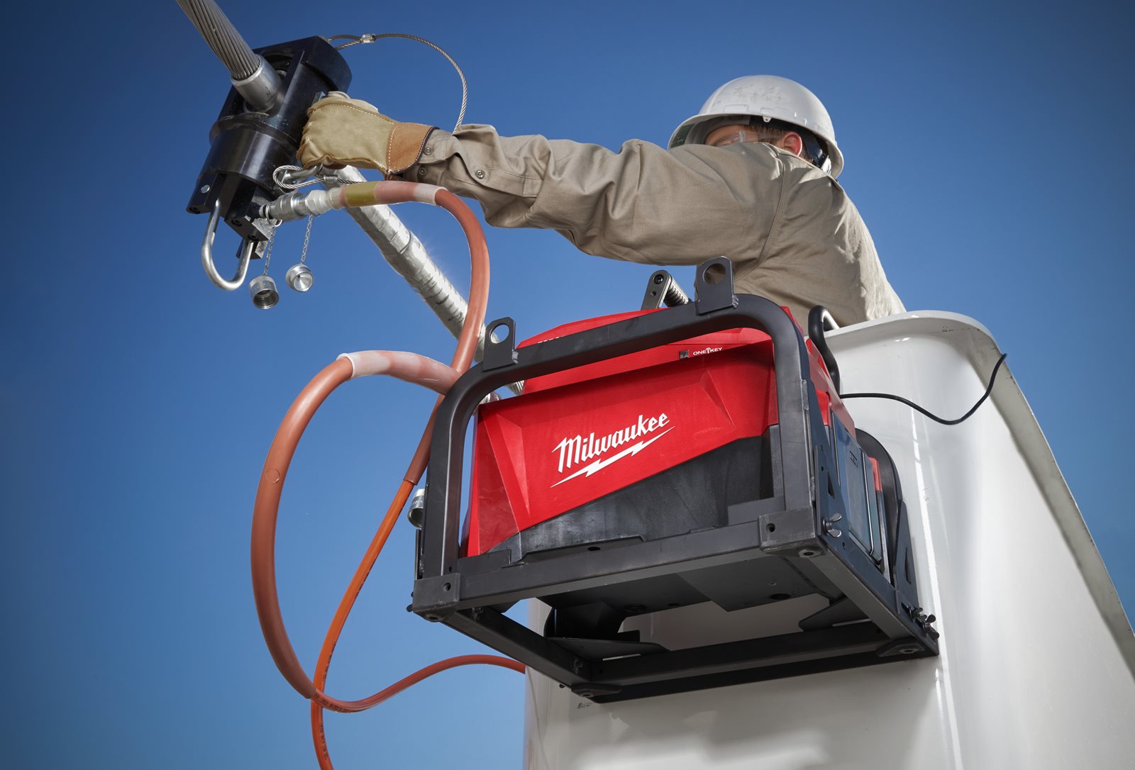 Pompă hidraulică utilitară M18 Milwaukee M18 HUP700 -121 4933471813 - in utilizare 1