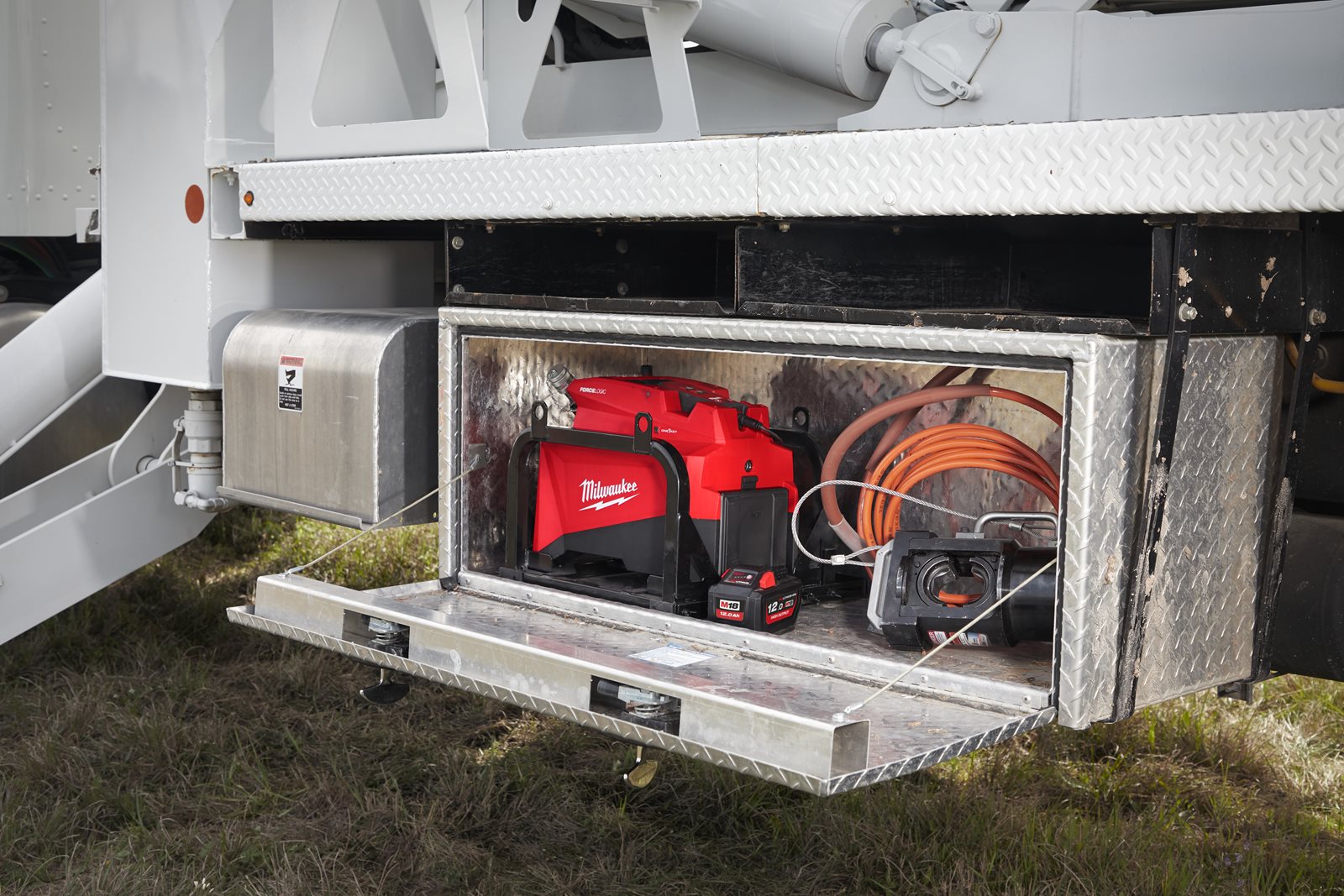 Pompă hidraulică utilitară M18 Milwaukee M18 HUP700 -121 4933471813 - in utilizare 8