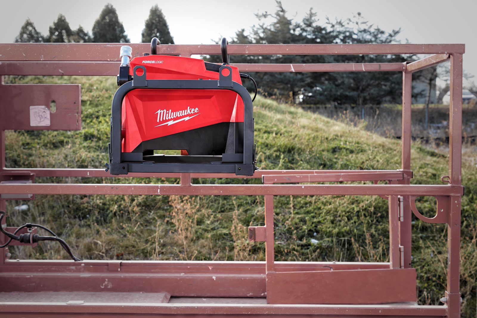 Pompă hidraulică utilitară M18 Milwaukee M18 HUP700 -121 4933471813 - in utilizare 9