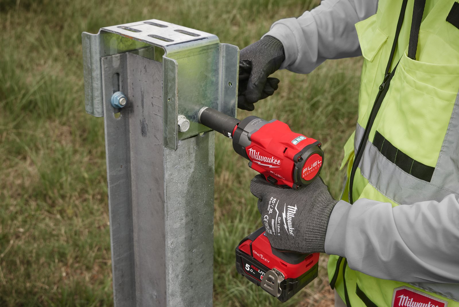 Cheie de impact de precizie M18 FUEL ONE-KEY TORQUE-SENSE 1/2" Milwaukee M18 ONEFIW2FC12-0X - in utilizare 3