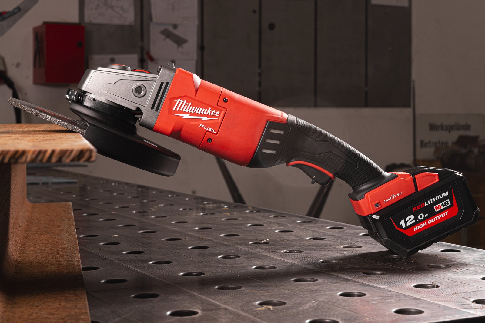 Polizor unghiular 230 mm cu frânare și comutator tip clapetă M18 FUEL ONE-KEY Milwaukee M18 ONEFLAG230XPDB-0 4933478781 - in utilizare 1