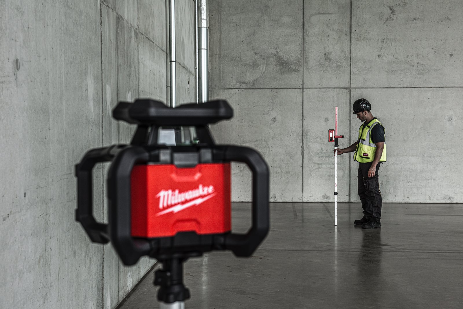 Nivelă laser verde rotativă, orizontală și verticală M18 300 m cu ONE-KEY Milwaukee M18 RLOHVG300-501C - in utilizare 10
