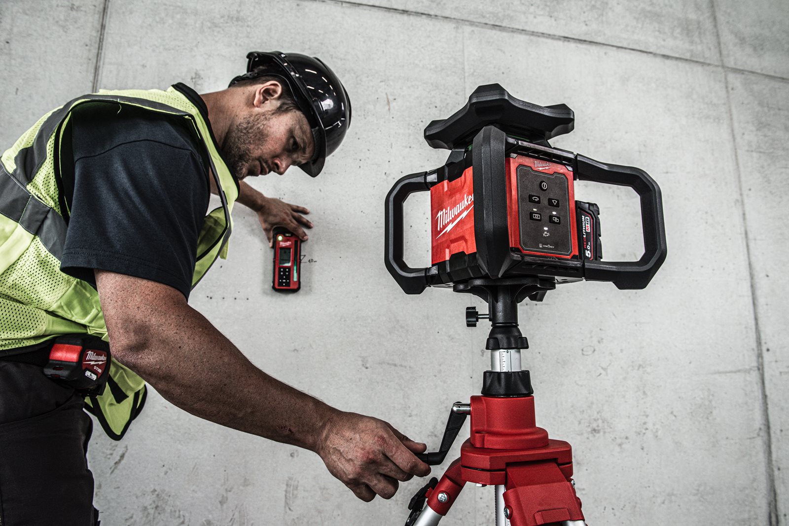 Nivelă laser verde rotativă, orizontală și verticală M18 300 m cu ONE-KEY Milwaukee M18 RLOHVG300-501C - in utilizare 9