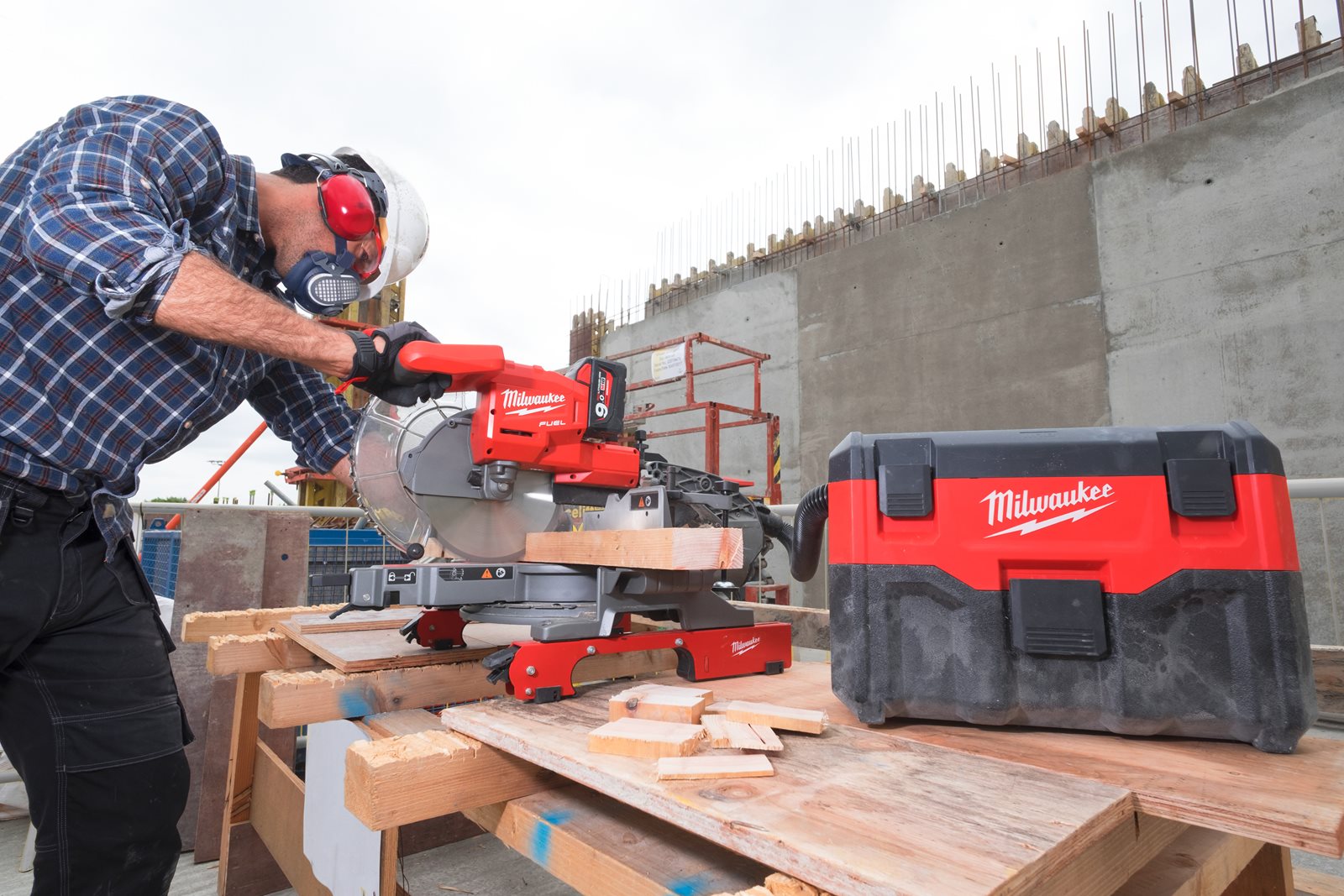 Aspirator umed/uscat M18 Milwaukee M18 VC2-0 - in utilizare 1