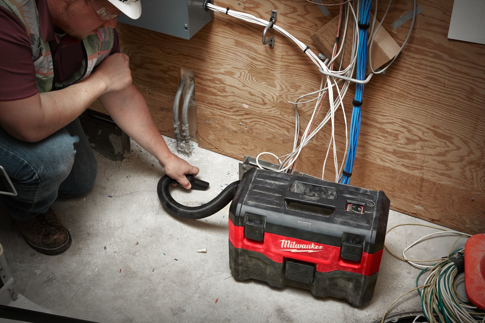 Aspirator umed/uscat M18 Milwaukee M18 VC2-0 - in utilizare 3