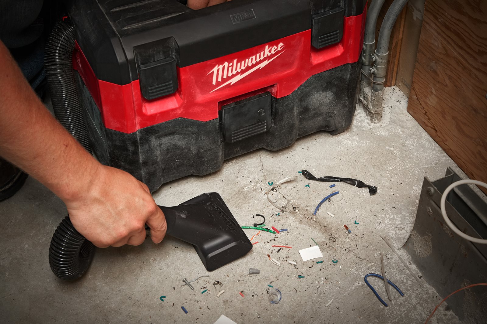 Aspirator umed/uscat M18 Milwaukee M18 VC2-0 - in utilizare 4