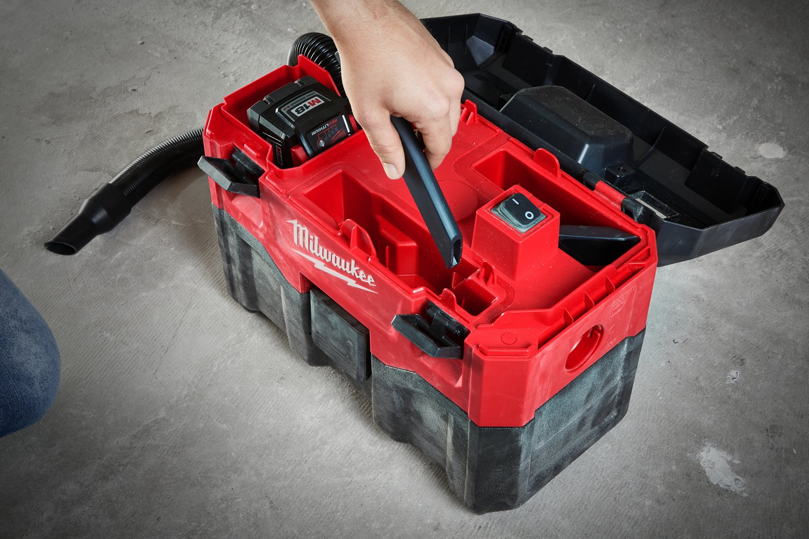 Aspirator umed/uscat M18 Milwaukee M18 VC2-0 - in utilizare 5