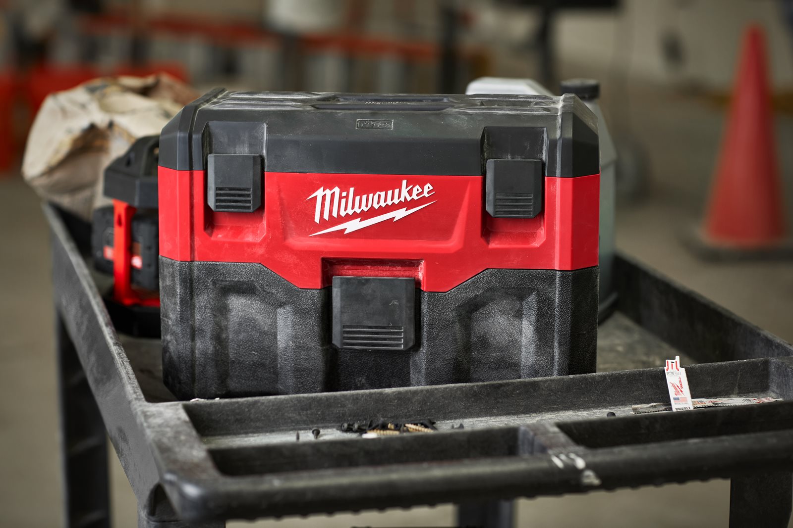 Aspirator umed/uscat M18 Milwaukee M18 VC2-0 - in utilizare 6