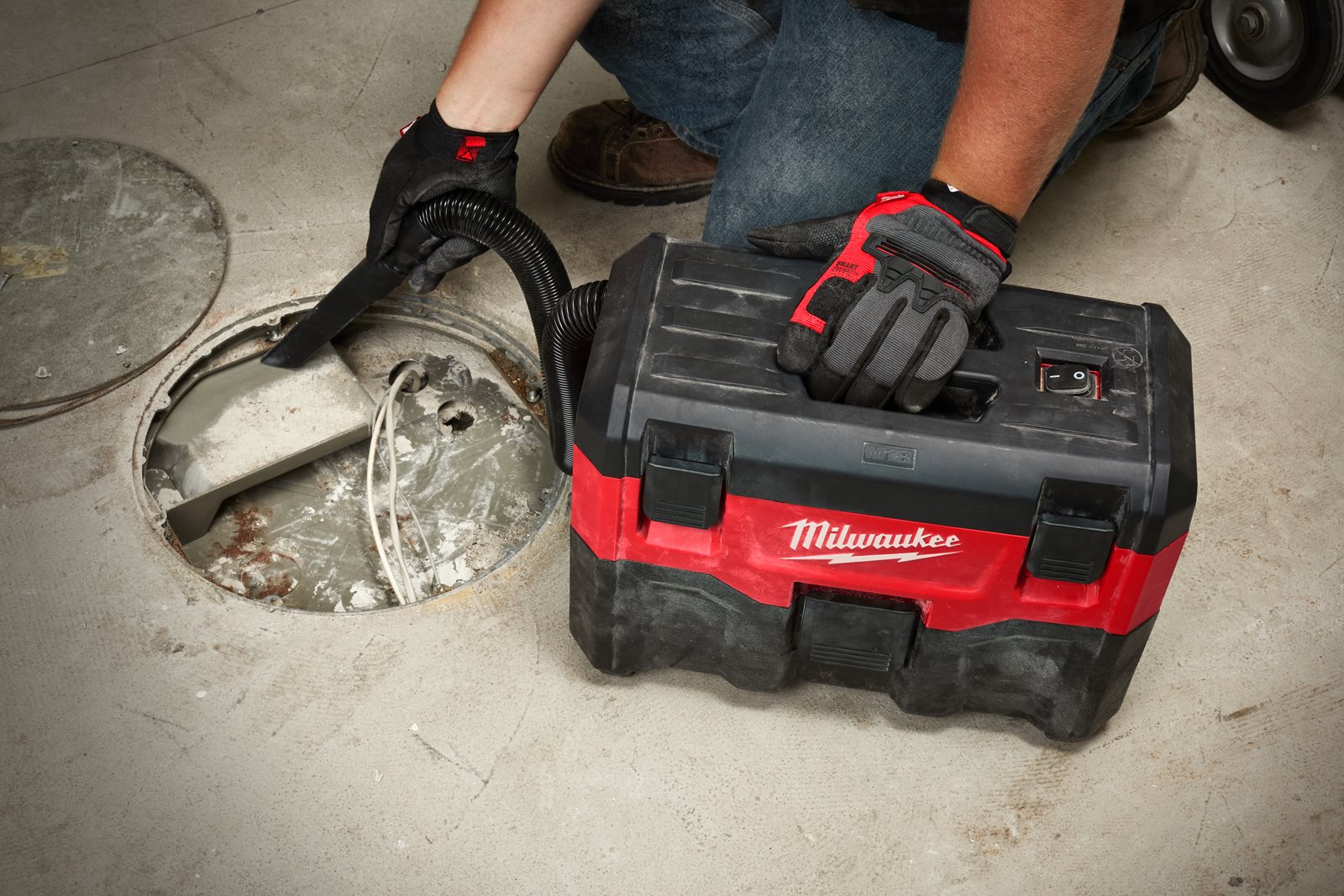 Aspirator umed/uscat M18 Milwaukee M18 VC2-0 - in utilizare 7