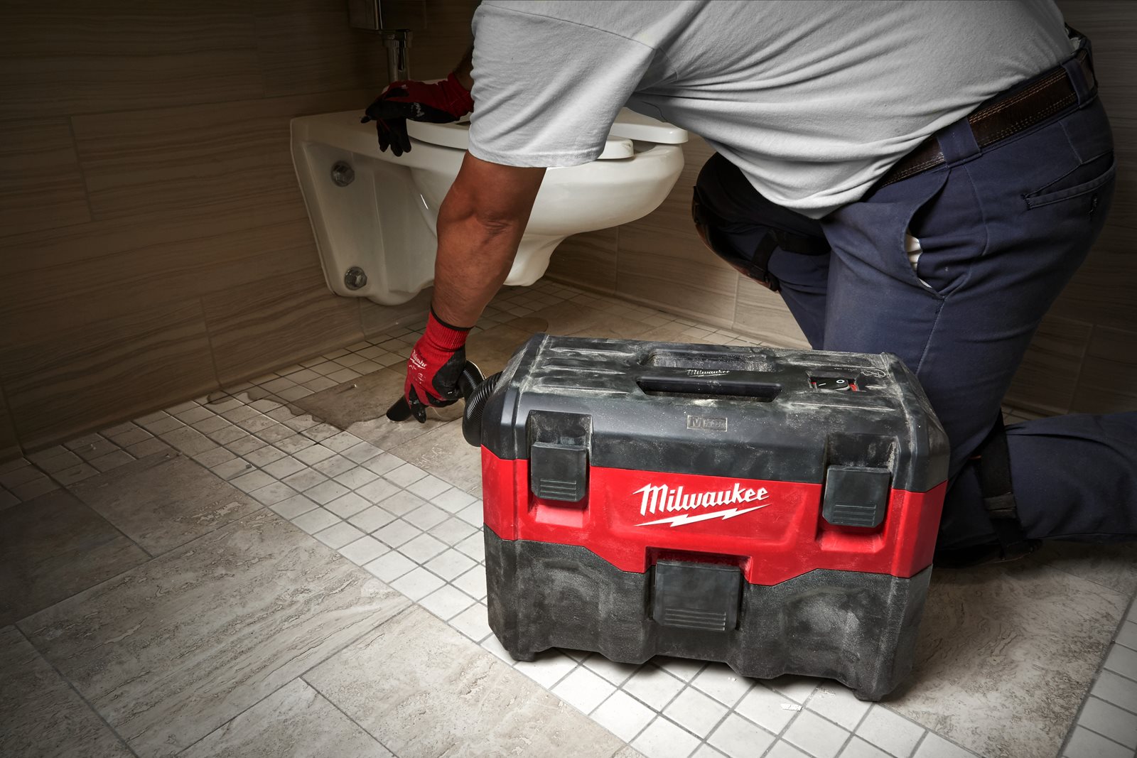 Aspirator umed/uscat M18 Milwaukee M18 VC2-0 - in utilizare 8