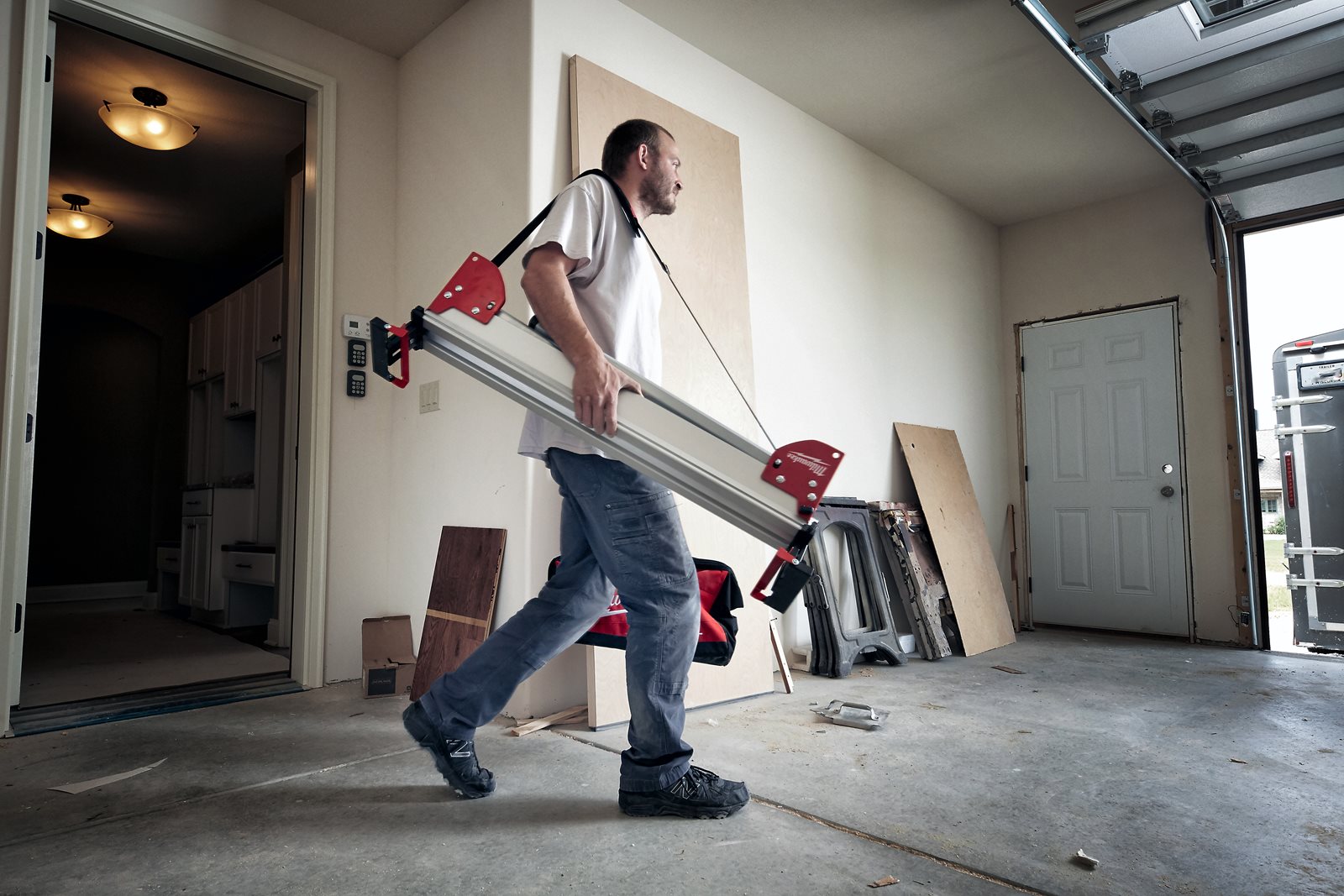 Suport pentru fierăstrău tăieri înclinate, extensibil până la 2,5 m Milwaukee MSL 2000 - in utilizare 3