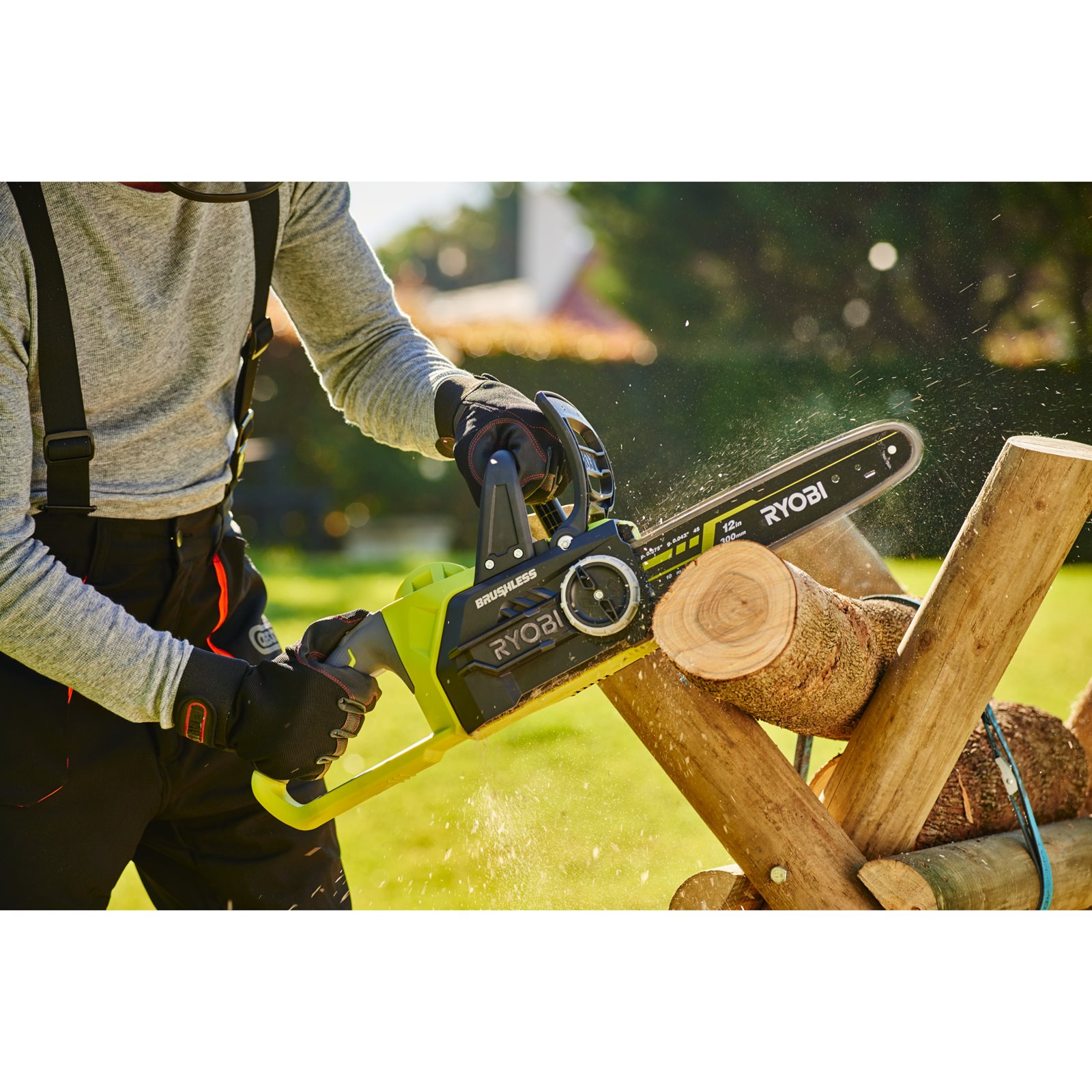 Fierăstrău cu lanț 18V ONE+, motor fără perii, bară 30cm Ryobi OCS1830 - in utilizare 1