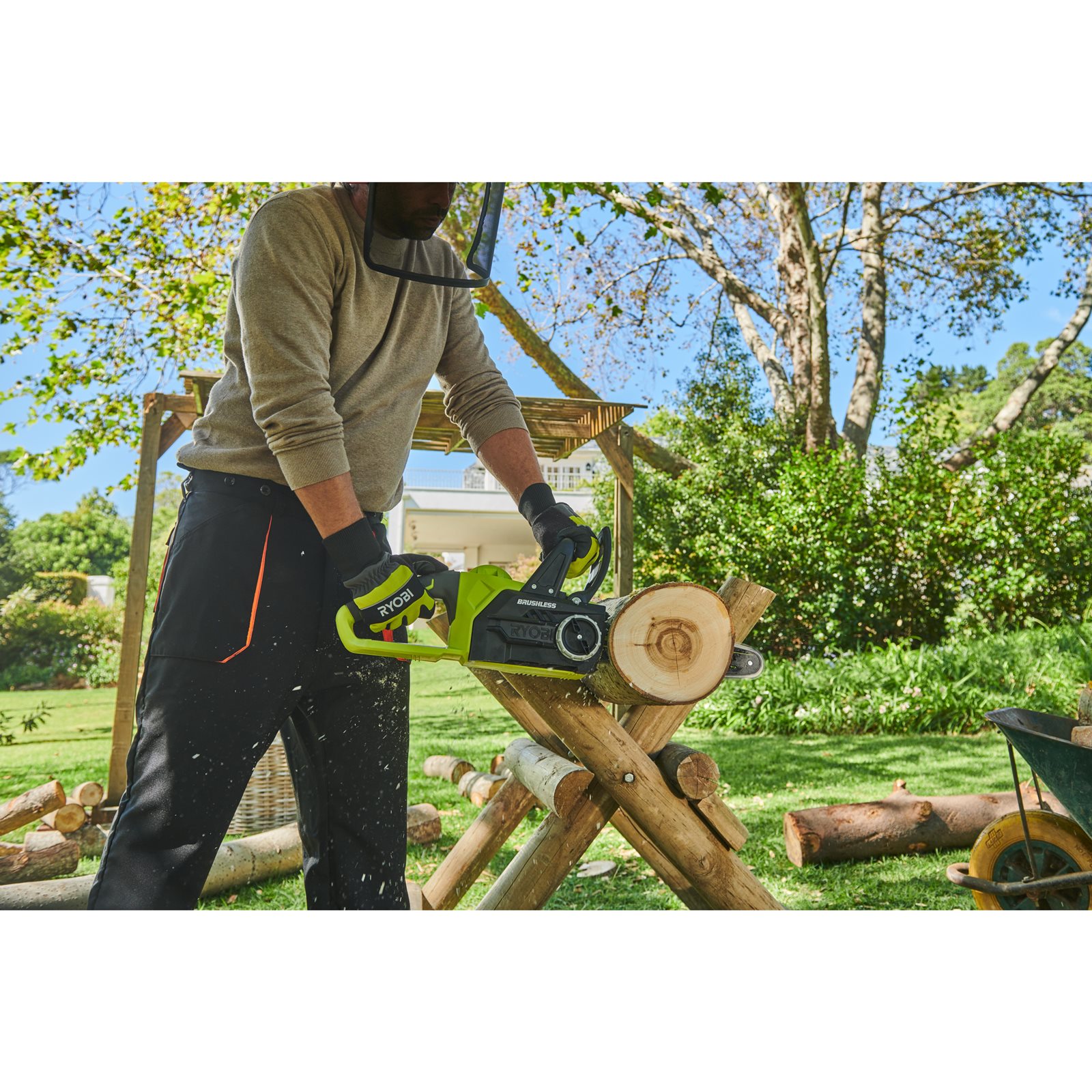Fierăstrău cu lanț 18V ONE+, motor fără perii, bară 30cm Ryobi OCS1830 - in utilizare 2