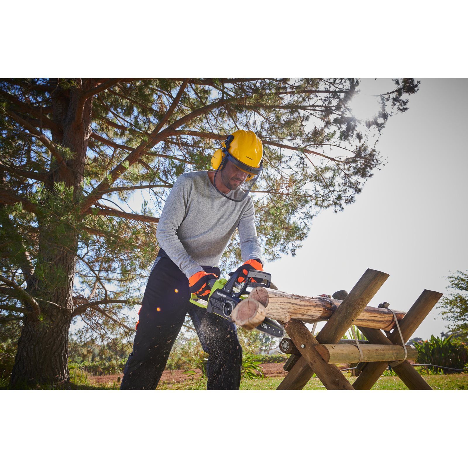 Fierăstrău cu lanț 18V ONE+, motor fără perii, bară 30cm Ryobi OCS1830 - in utilizare 3