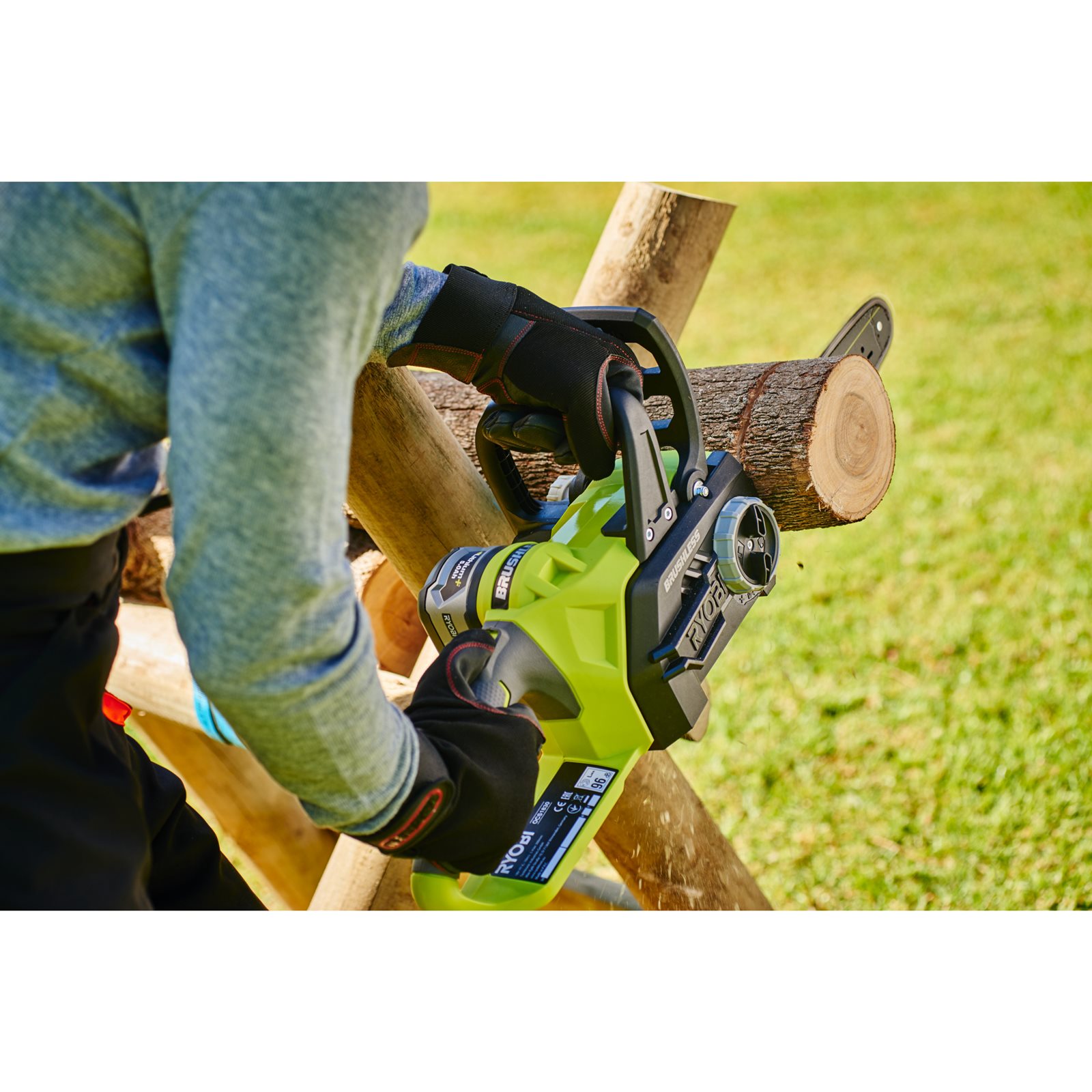 Fierăstrău cu lanț 18V ONE+, motor fără perii, bară 30cm Ryobi OCS1830 - in utilizare 4