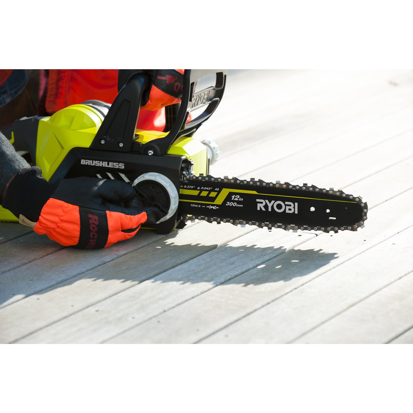 Fierăstrău cu lanț 18V ONE+, motor fără perii, bară 30cm Ryobi OCS1830 - in utilizare 5