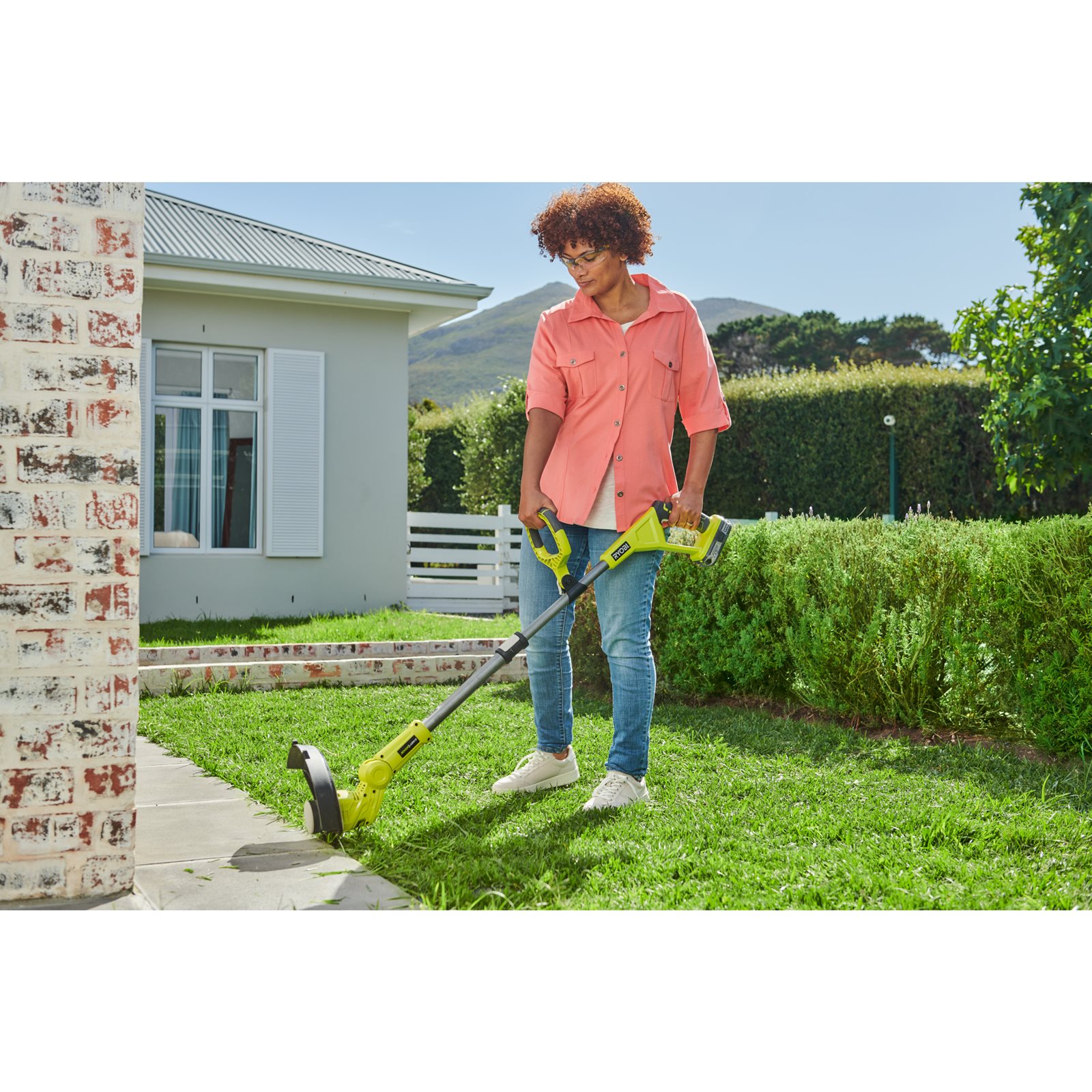 Trimmer iarbă 18V ONE+, lățime tăiere 25/30 cm Ryobi OLT1832 - in utilizare 4