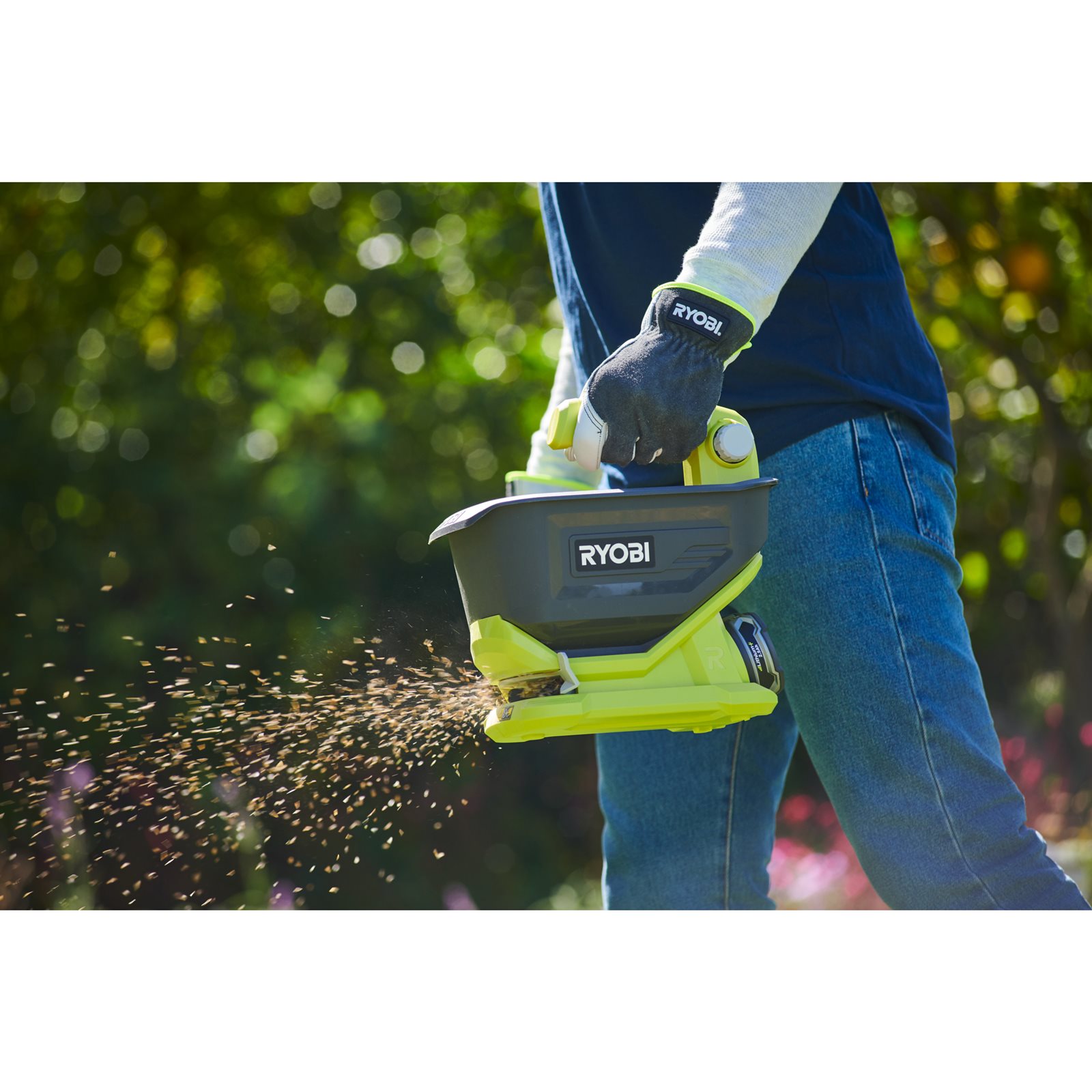 Mașină de împrăștiat semințe 18V ONE+ Ryobi OSS1800 - in utilizare 1