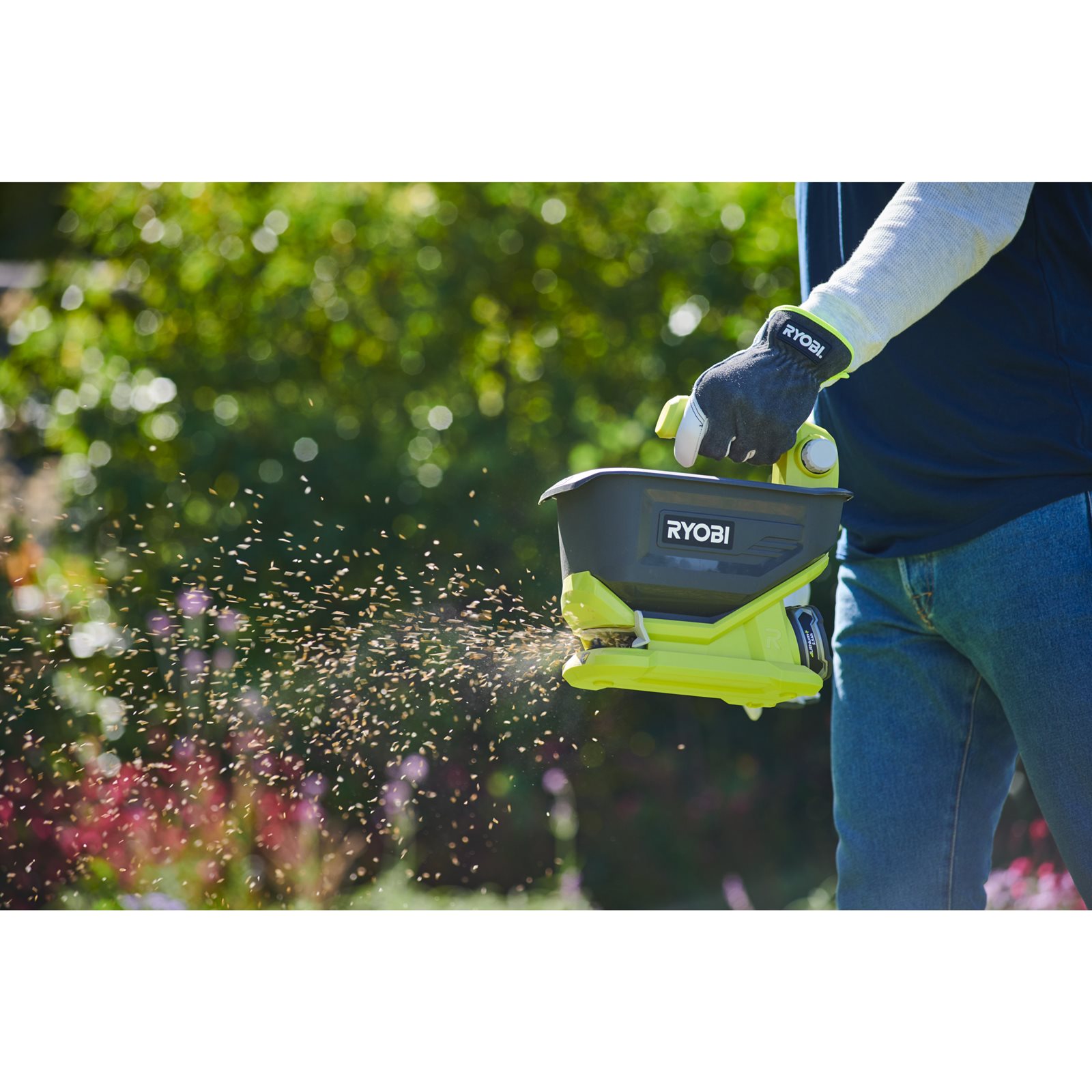 Mașină de împrăștiat semințe 18V ONE+ Ryobi OSS1800 - in utilizare 2