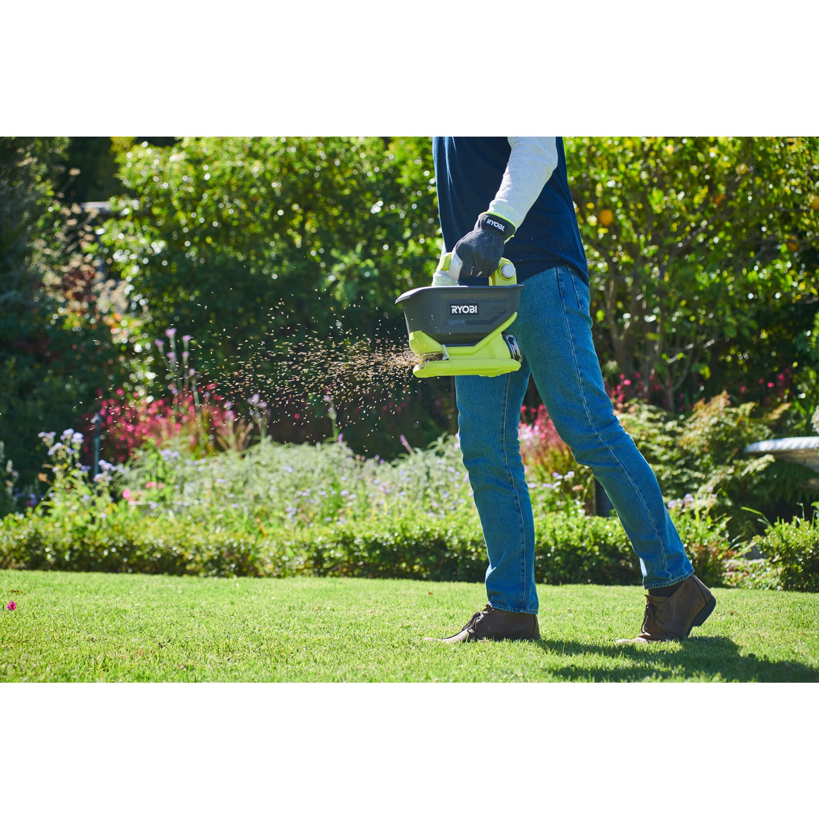 Mașină de împrăștiat semințe 18V ONE+ Ryobi OSS1800 - in utilizare 3