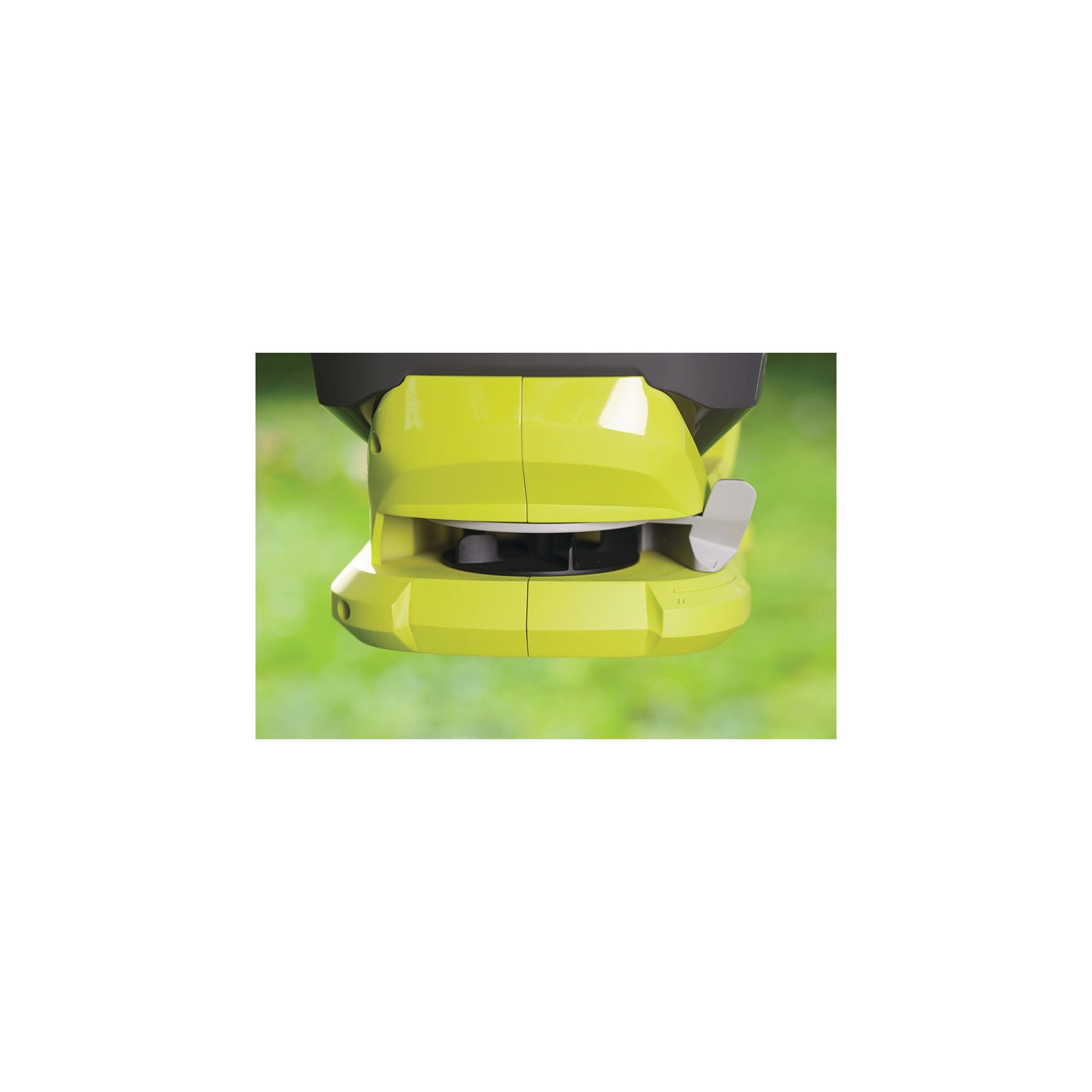 Mașină de împrăștiat semințe 18V ONE+ Ryobi OSS1800 - in utilizare 4