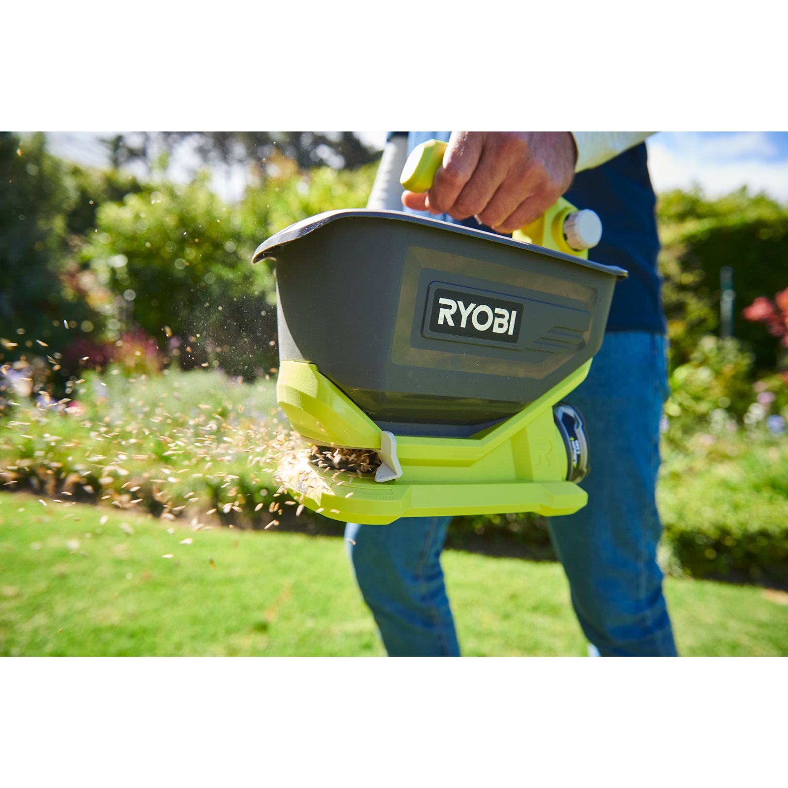 Mașină de împrăștiat semințe 18V ONE+ Ryobi OSS1800 - in utilizare 5