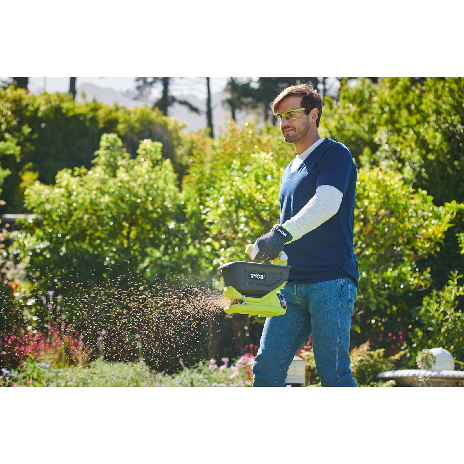 Mașină de împrăștiat semințe 18V ONE+ Ryobi OSS1800 - in utilizare 7