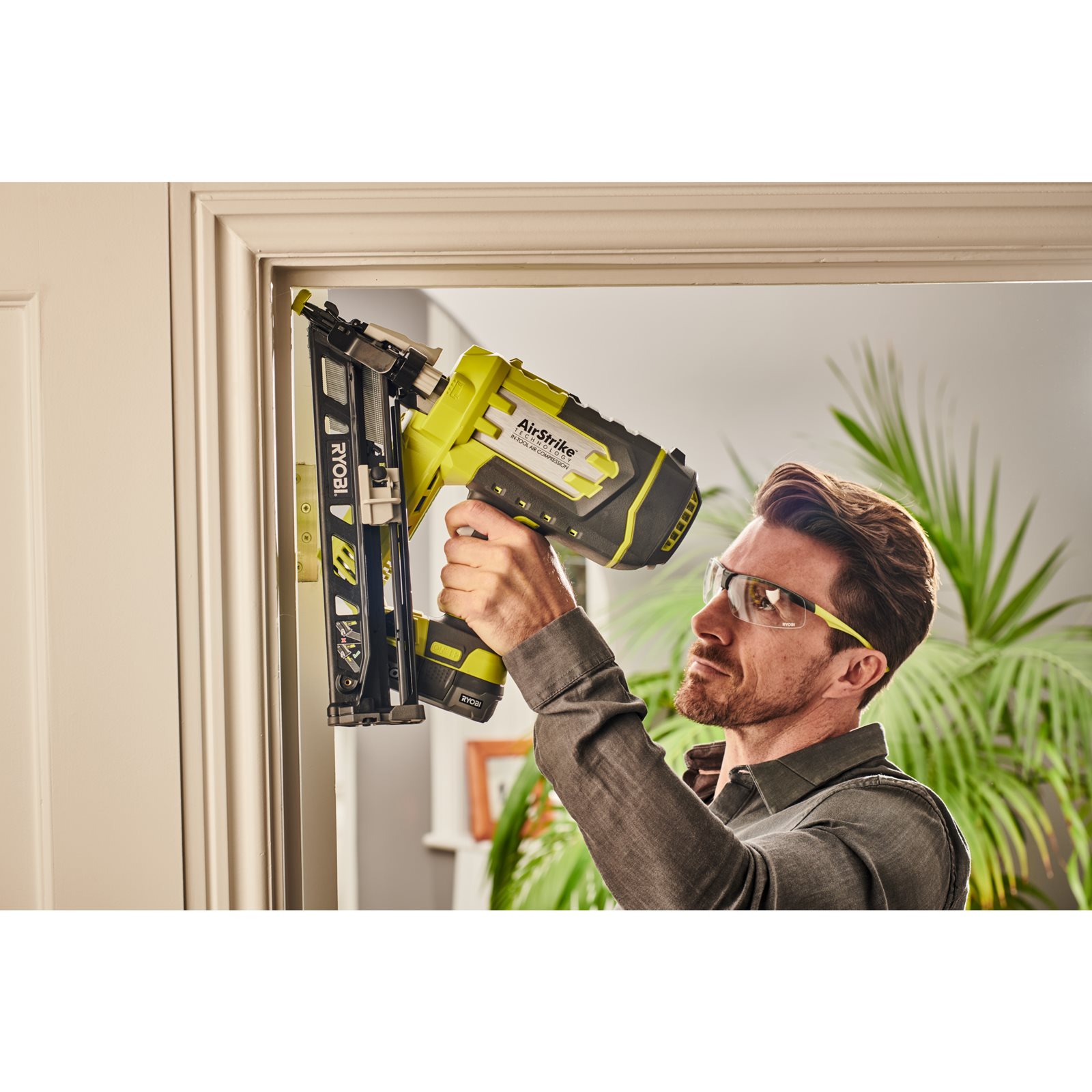 Pistol cuie 15G 18V ONE+ Ryobi R15GN18-0 - in utilizare 1
