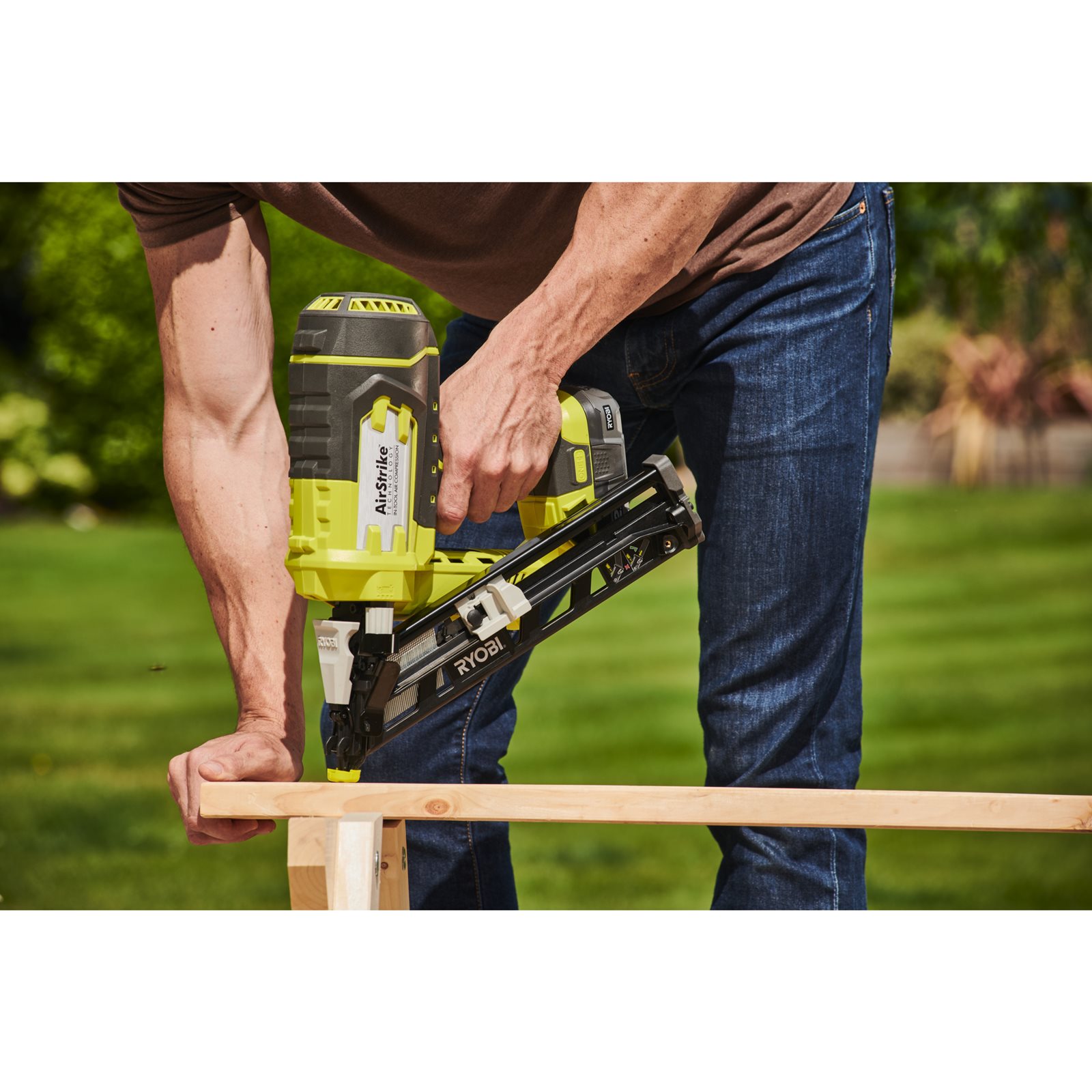 Pistol cuie 15G 18V ONE+ Ryobi R15GN18-0 - in utilizare 3