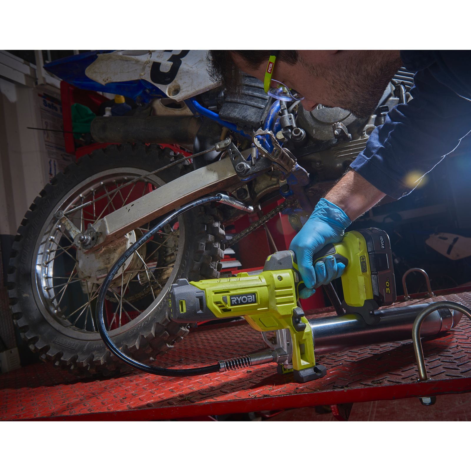 Pompă de gresat 18V ONE+ Ryobi R18GG-0 - in utilizare 2