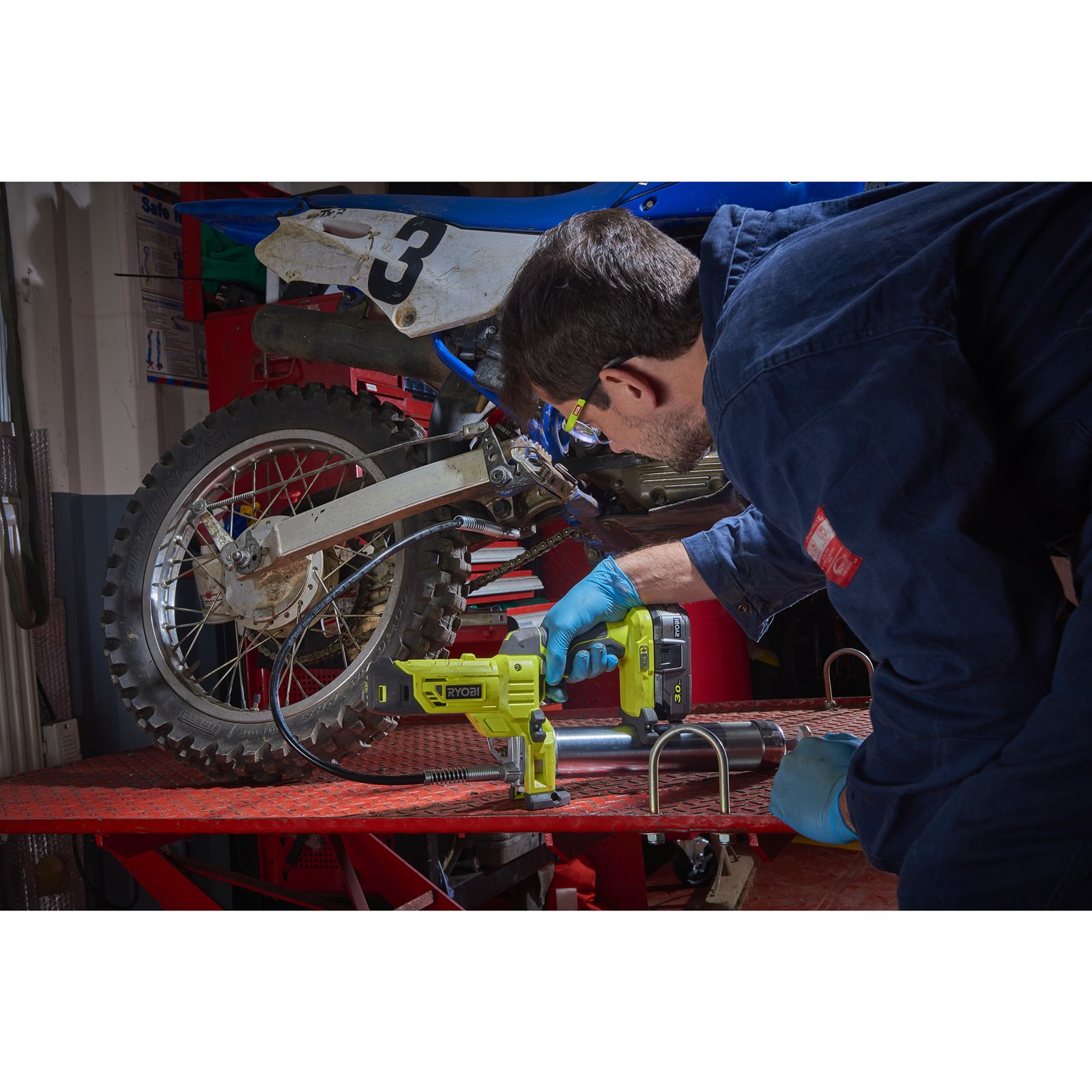 Pompă de gresat 18V ONE+ Ryobi R18GG-0 - in utilizare 3