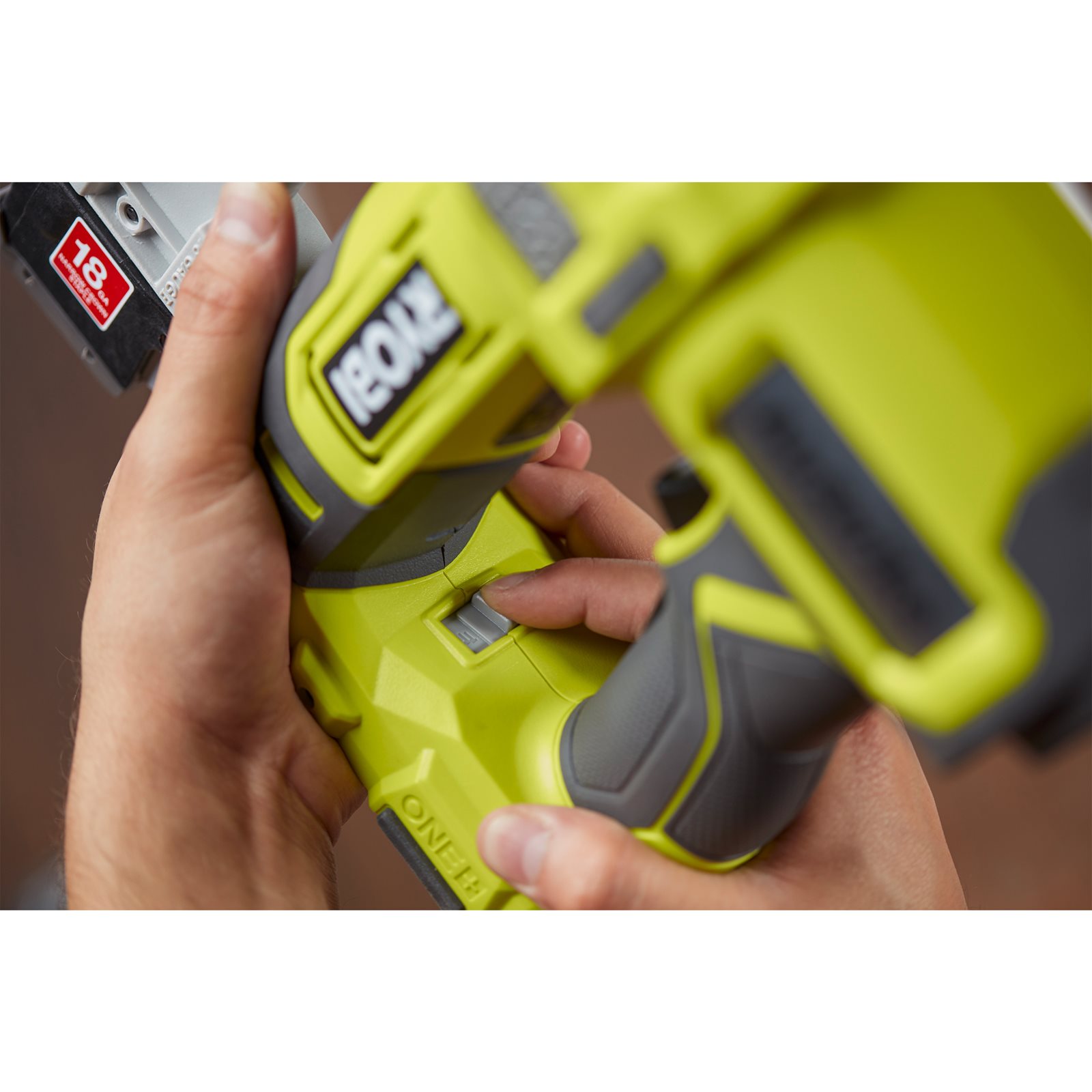 Pistol cuie 18G 18V ONE+ (1 x 2,0 Ah) Ryobi R18GN18-120S - in utilizare 5
