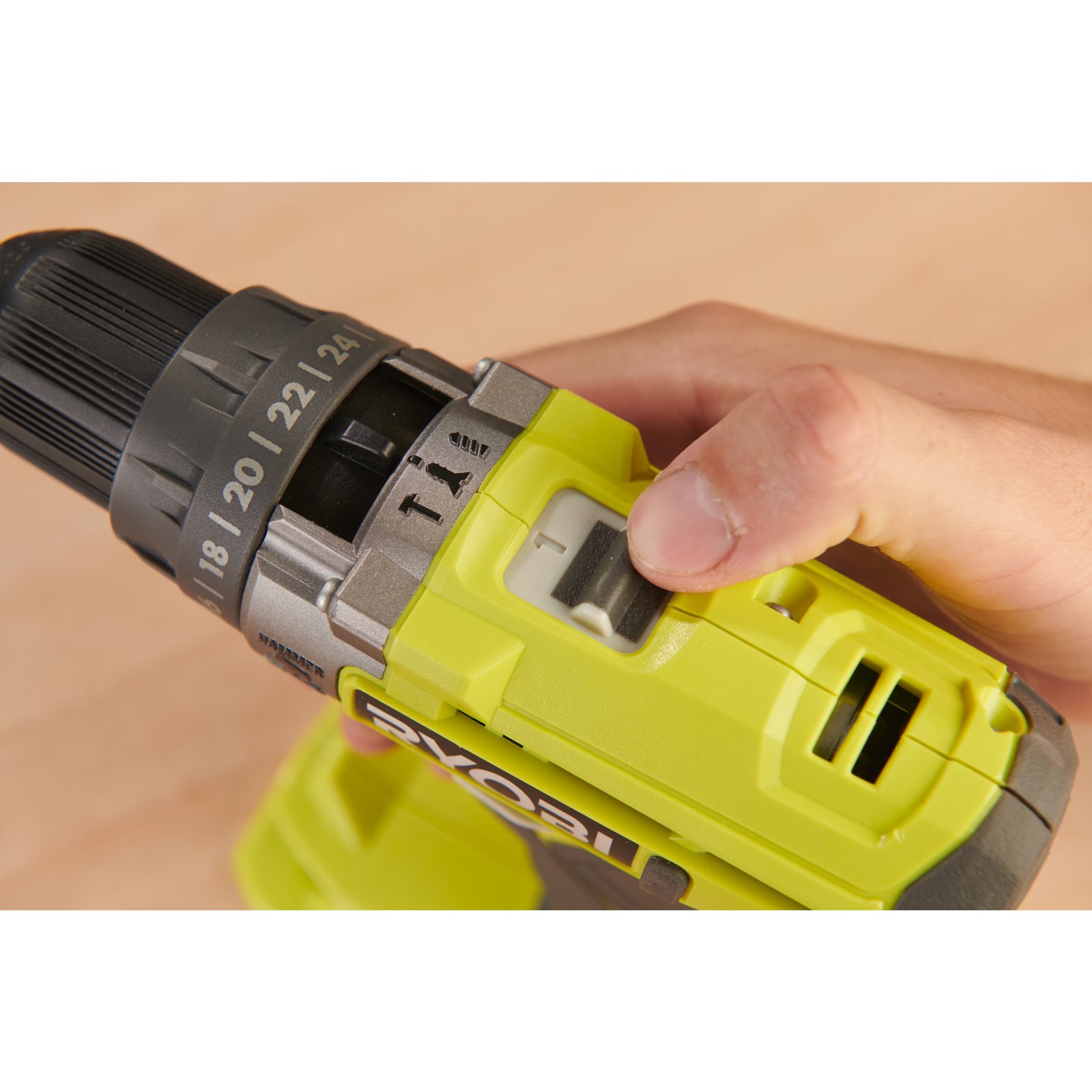 Mașină de găurit cu percuție 18V ONE+ (1 x 1,5 Ah) Ryobi R18PD2-115S - in utilizare 3