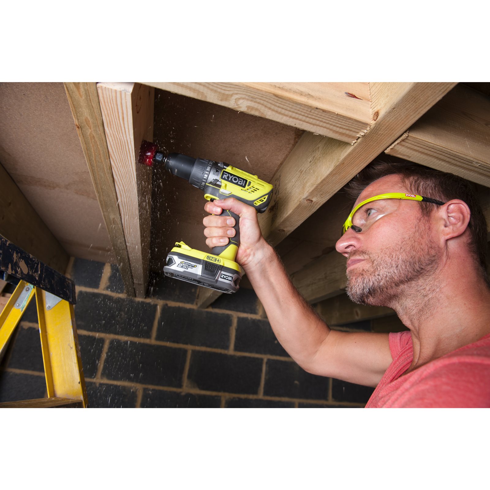 Mașină de găurit cu percuție 18V ONE+ Ryobi R18PD3-0 - in utilizare 1